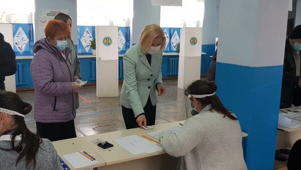 Башкан Гагаузии Ирина Влах голосует на выборах президента - Sputnik Молдова