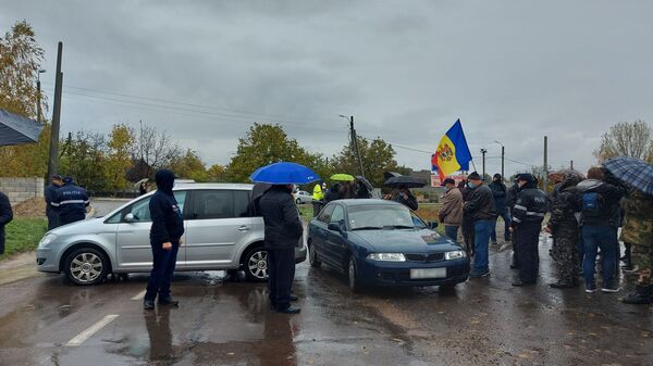Комбатанты (участники конфликта на Днестре) перекрыли дорогу на въезде в село со стороны Приднестровья.  - Sputnik Молдова