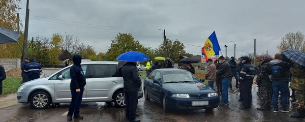 Комбатанты (участники конфликта на Днестре) перекрыли дорогу на въезде в село со стороны Приднестровья.  - Sputnik Молдова