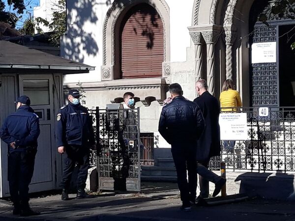 Moldovenii își aleg președintele: ce se întâmplă la București Moldovenii își aleg președintele: ce se întâmplă la București - Sputnik Moldova-România