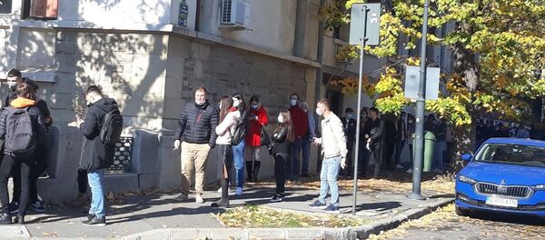 Coadă la secția de vot de la ambasada Republicii Moldova de la București, 1 noiembrie 2020 - Sputnik Moldova