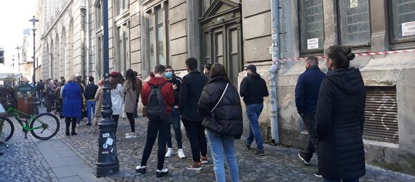 Alegerile prezidențiale din Moldova: coadă la secția de vot din incinta AEP - Sputnik Moldova