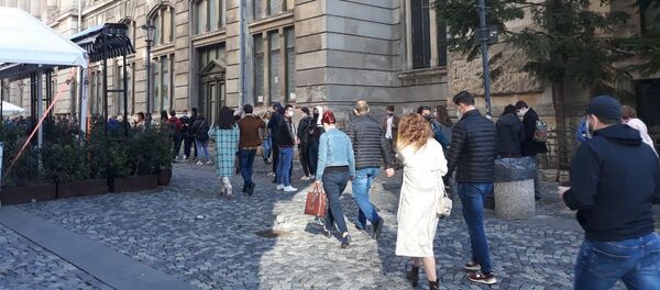 Alegerile prezidențiale din Moldova: coadă la secția de vot din incinta AEP, București - Sputnik Moldova