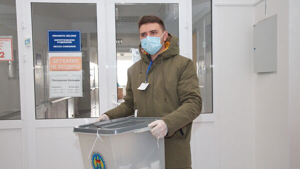 Выборы президента: Выездная урна прибыла в райбольницу Комрата - Sputnik Moldova