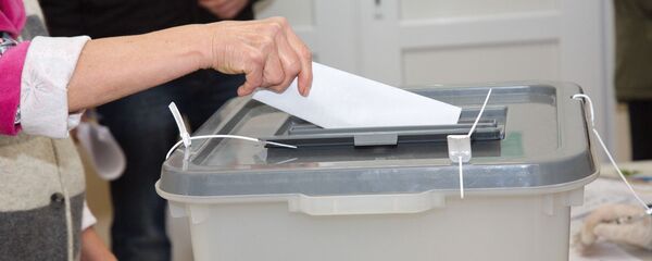 Выборы президента: Выездная урна прибыла в райбольницу Комрата - Sputnik Молдова