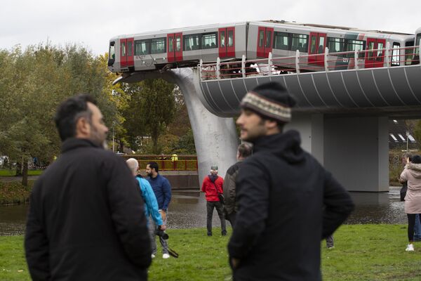 Поезд, застрявший на скульптуре Хвосты китов в голландском городе Спейкениссе - Sputnik Moldova-România