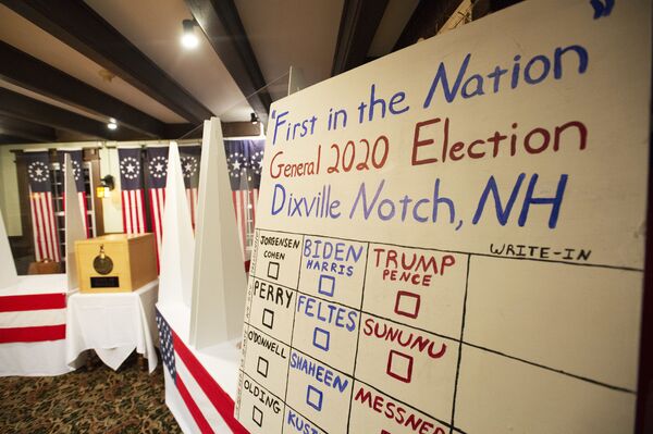 Доска с именами кандидатов во время голосования на президентских выборах США в поселке Диксвилл-Нотч (Нью-Гэмпшир). - Sputnik Молдова