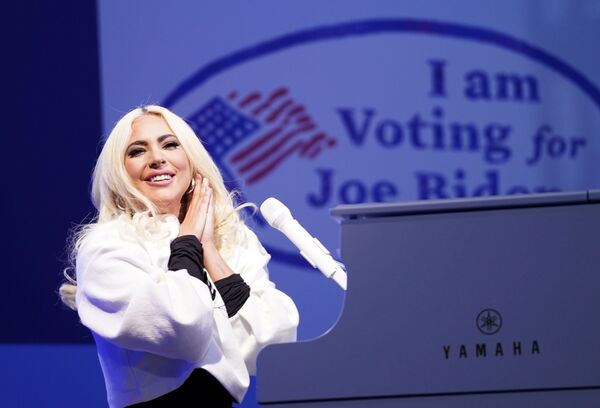 Певица Леди Гага на концерте во время предвыборной кампании Джо Байдена в Пенсильвании. - Sputnik Молдова