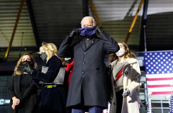 Кандидат в президенты США Джо Байден в маске на митинге во время предвыбоной кампании в Пенсильвании. - Sputnik Молдова