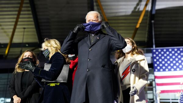 Кандидат в президенты США Джо Байден в маске во время кампании в Пенсильвании  - Sputnik Moldova-România
