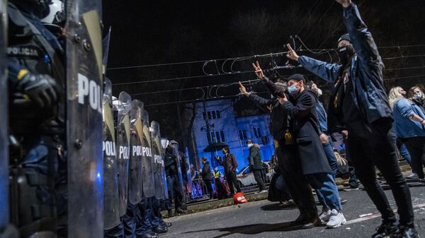 Протестующие во время столкновения с полицией на митинге в Варшаве против решения Конституционного суда Польши об ограничении закона об абортах - Sputnik Moldova