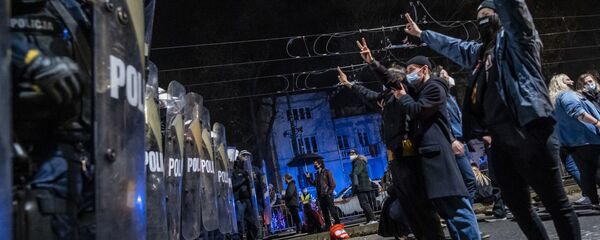 Протестующие во время столкновения с полицией на митинге в Варшаве против решения Конституционного суда Польши об ограничении закона об абортах - Sputnik Moldova