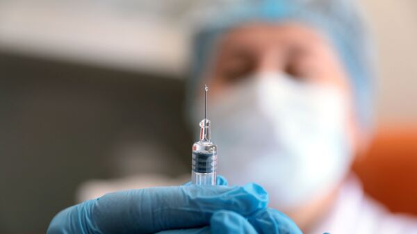 Un médecin prépare une seringue avec un vaccin (archive photo) - Sputnik Moldova
