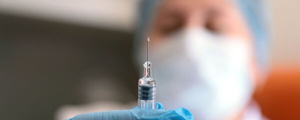 Медработник готовит шприц с вакциной против гриппа - Sputnik Молдова