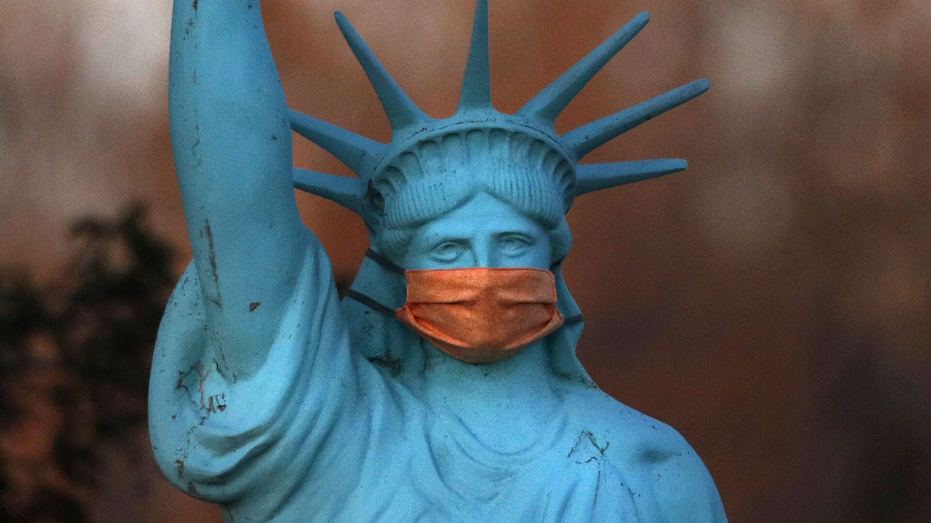 Реплика Статуи Свободы в защитной маске в штате Мэн, США - Sputnik Молдова, 1920, 08.03.2021