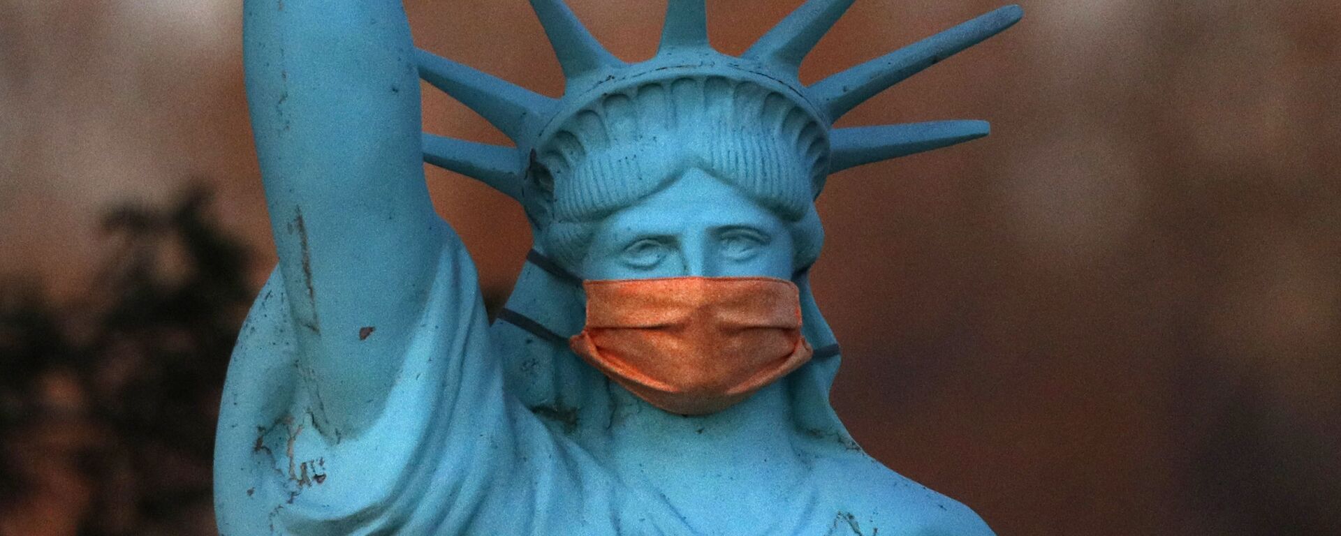 Реплика Статуи Свободы в защитной маске в штате Мэн, США - Sputnik Молдова, 1920, 08.03.2021
