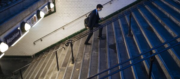 Одинокий прохожий выходит из парижского метро незадолго до повторного введения во Франции режима самоизоляции - Sputnik Moldova-România