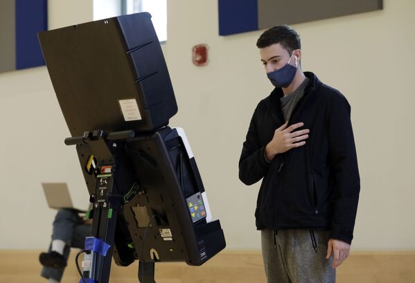 Голосуй сердцем!. Избиратель во время голосования на выборах президента США на одном из избирательных участков в Вашингтоне. - Sputnik Молдова