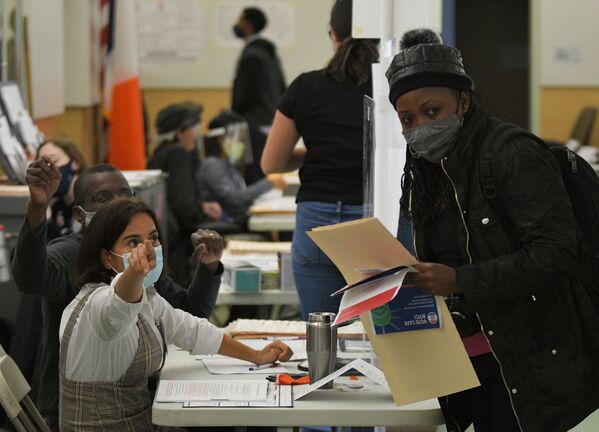 Избирательница во время регистрации для голосования на выборах президента США на одном из избирательных участков в Нью-Йорке. - Sputnik Молдова