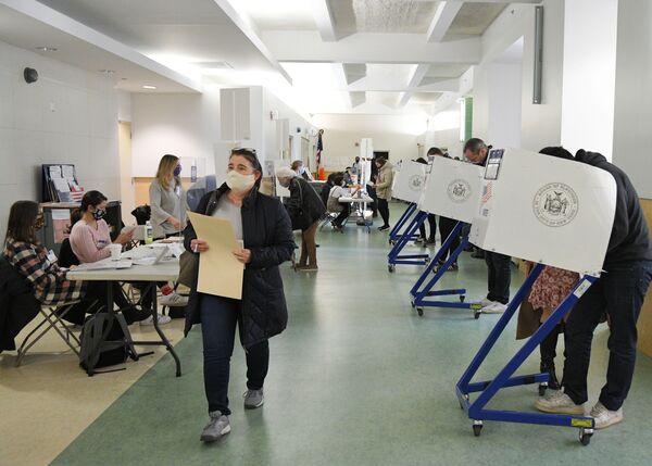 Избиратели во время голосования на выборах президента США на одном из избирательных участков в Нью-Йорке. - Sputnik Молдова
