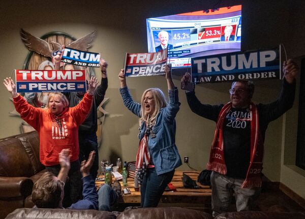 Сторонники президента США Дональда Трампа радуются победе своего кандидата в одном из штатов. - Sputnik Молдова
