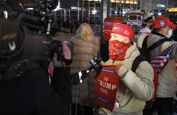 Сторонник Дональда Трампа общается с журналистами у Башни Трампа в Нью-Йорке в день голосования на выборах президента США. - Sputnik Молдова