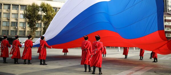 Торжественная церемония поднятия Государственного флага Российской Федерации казаками почётного караула Кубанского казачьего войска в День народного единства на главной городской площади в Краснодаре - Sputnik Moldova