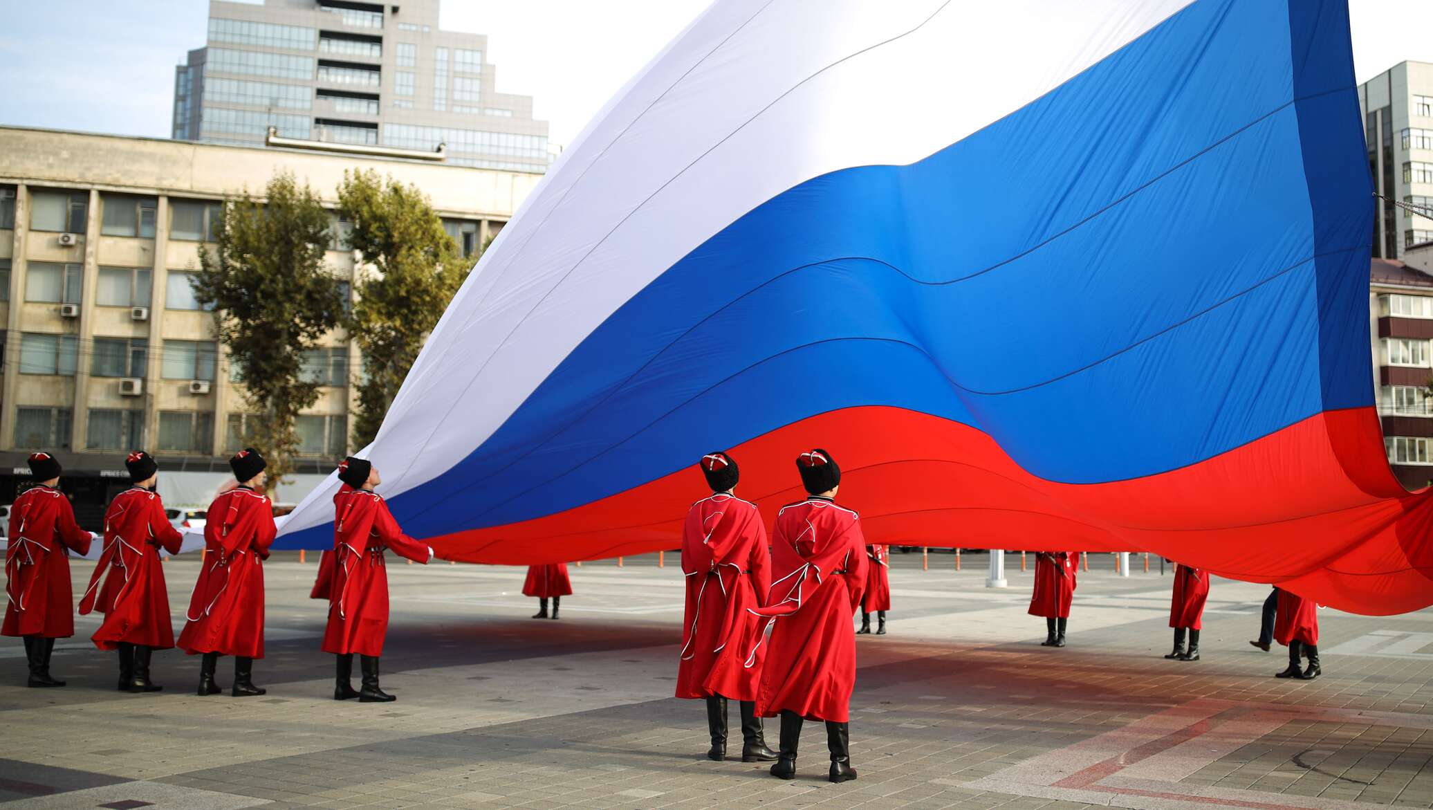 День народного флага. Флаг России день народного единства. Церемония поднятия государственного флага Российской Федерации. Флаг России единство. День народного единства сцена.