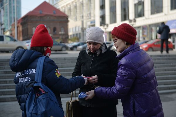 Волонтеры раздают защитные маски с символикой Дня народного единства в рамках общероссийской акции Мы вместе в Екатеринбурге - Sputnik Молдова