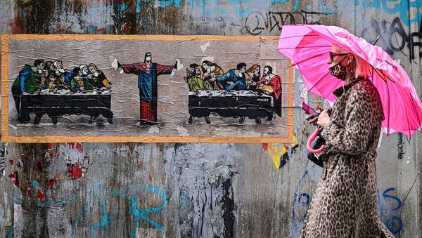 Женщина в леопардовой защитной маске на фоне граффити итальянского художника TvBoy в Милане, Италия - Sputnik Молдова