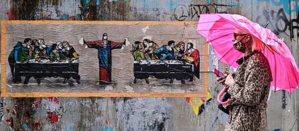 Женщина в леопардовой защитной маске на фоне граффити итальянского художника TvBoy в Милане, Италия - Sputnik Молдова