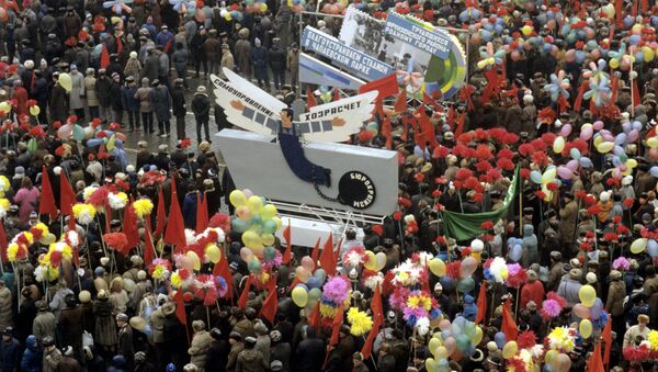 Праздничная демонстрация трудящихся 7 ноября. Архивное фото. - Sputnik Молдова