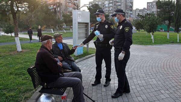 Сотрудники полиции раздают на улице маски прохожим во время эпидемии коронавируса - Sputnik Молдова