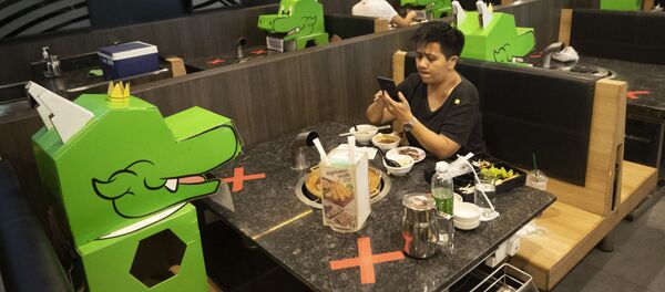 Посетитель в ресторане торгового центра в Бангкоке, Таиланд - Sputnik Moldova