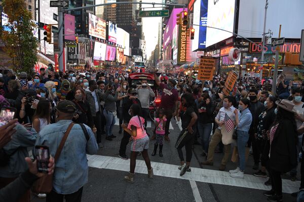 Люди на Таймс-сквер в Нью-Йорке после новостей о победе на выборах президента США кандидата от Демократической партии Джозефа Байдена - Sputnik Молдова