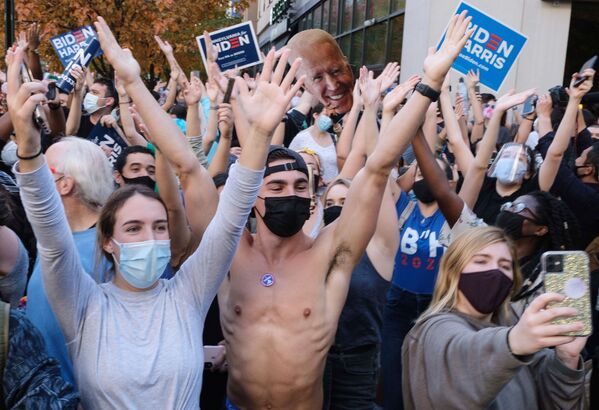 Люди на улице Филадельфии после объявления о победе на выборах президента США кандидата от Демократической партии Джозефа Байдена - Sputnik Молдова