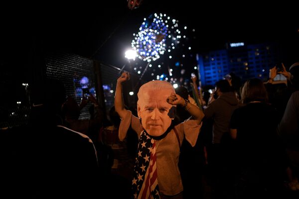 Сторонники Джо Байдена празднуют победу на выборах, Уилмингтон, штат Делавер - Sputnik Молдова