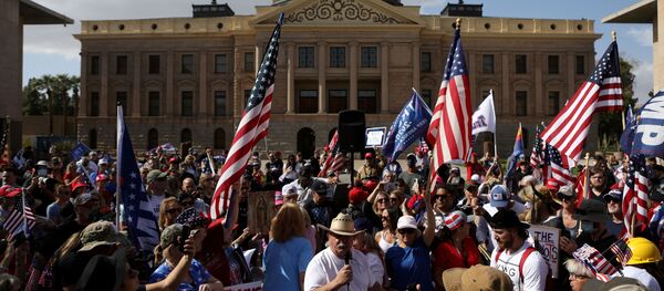 Сторонники президента США Дональда Трампа на акции протеста Stop the Steal в Фениксе, США - Sputnik Moldova-România