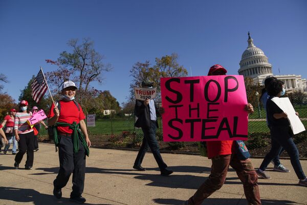Сторонники президента США Дональда Трампа на акции протеста Stop the Steal в Вашингтоне, США - Sputnik Moldova-România