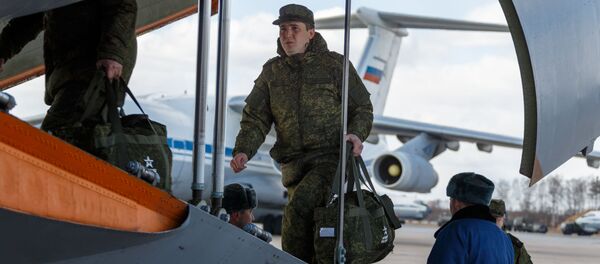 Военнослужащие во время посадки в самолет ВКС России Ил-76 МД Военнослужащие во время посадки в самолет ВКС России Ил-76 МД - Sputnik Moldova-România