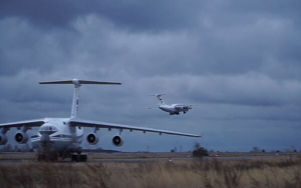 Тяжёлый военно-транспортный самолёт Ил-76 с военной техникой и личным составом на борту взлетает с аэродрома Ульяновск-Восточный - Sputnik Moldova