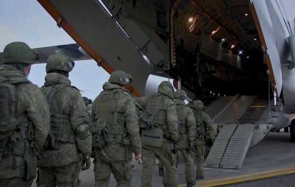 Погрузка военной техники и личного состава в тяжёлые военно-транспортные самолёты Ил-76 на аэродроме Ульяновск-Восточный - Sputnik Moldova