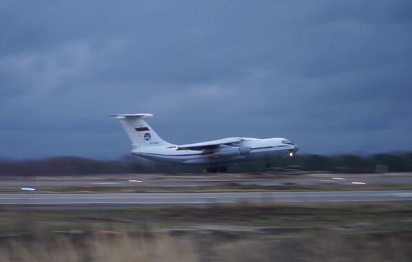 Тяжёлый военно-транспортный самолёт Ил-76 с военной техникой и личным составом на борту взлетает с аэродрома Ульяновск-Восточный - Sputnik Moldova