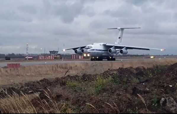 Тяжёлый военно-транспортный самолёт Ил-76 с военной техникой и личным составом на борту на аэродроме Ульяновск-Восточный - Sputnik Moldova