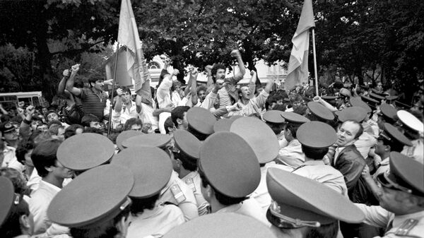 Акция протеста общественно-политического движения Народный фронт Молдавии, проходившая в Кишиневе в дни празднования 72-й годовщины Великой Октябрьской социалистической революции - Sputnik Молдова