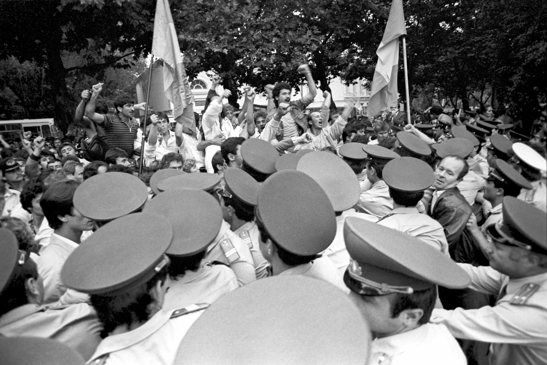 Акция протеста общественно-политического движения Народный фронт Молдавии, проходившая в Кишиневе в дни празднования 72-й годовщины Великой Октябрьской социалистической революции - Sputnik Молдова, 1920, 20.07.2021