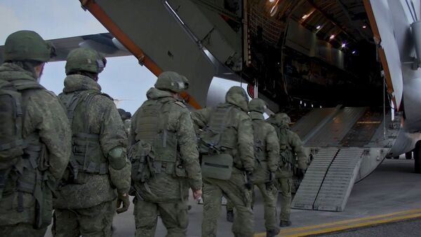 Погрузка военной техники и личного состава в тяжелые военно-транспортные самолеты Ил-76 на аэродроме Ульяновск-Восточный - Sputnik Молдова