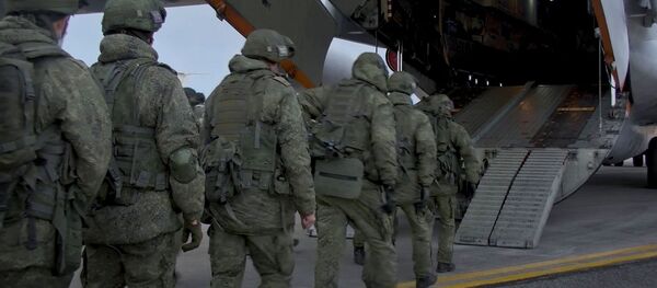 Погрузка военной техники и личного состава в тяжелые военно-транспортные самолеты Ил-76 на аэродроме Ульяновск-Восточный - Sputnik Молдова