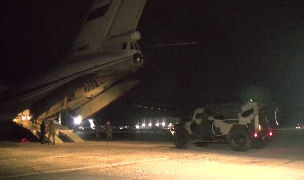 Погрузка военной техники и личного состава в тяжелые военно-транспортные самолеты Ил-76 на аэродроме Ульяновск-Восточный - Sputnik Молдова