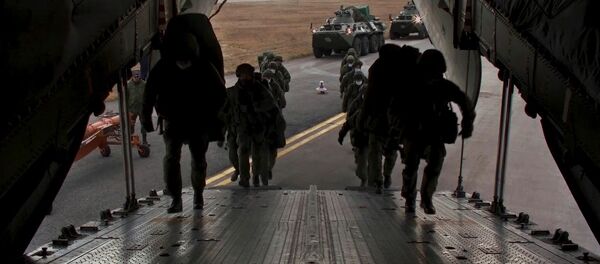 Погрузка военной техники и личного состава в тяжёлые военно-транспортные самолёты Ил-76 на аэродроме Ульяновск-Восточный Погрузка военной техники и личного состава в тяжёлые военно-транспортные самолёты Ил-76 на аэродроме Ульяновск-Восточный - Sputnik Moldova-România